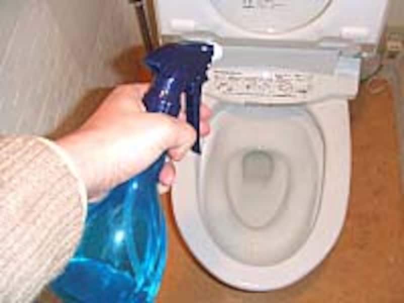 水をスプレーします