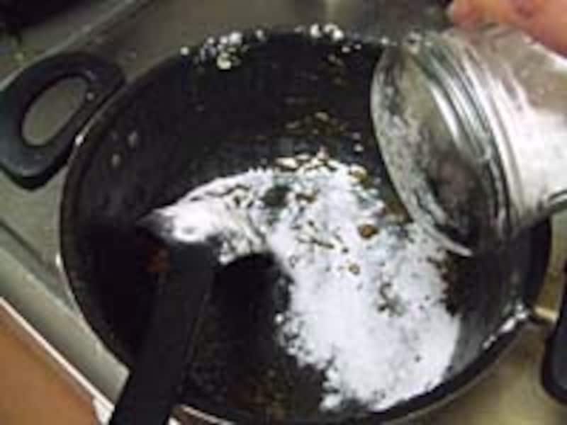 重曹をふりかけます