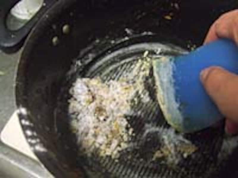 ふりかけた重曹をへらでかき集めます