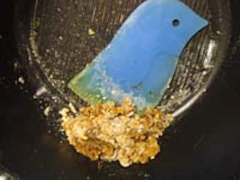 汚れを集めたら、生ごみとして捨てます