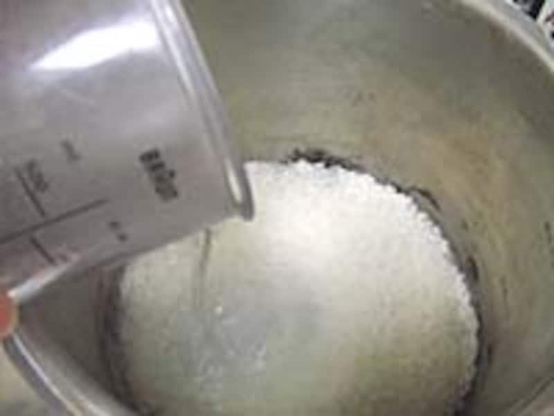 お米を計って分量の水(またはお湯)とともにお鍋に入れます。