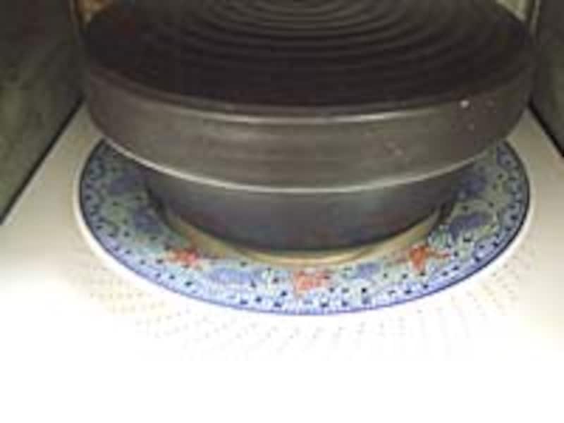 ふきこぼれ対策のためにお皿を敷きましょう。