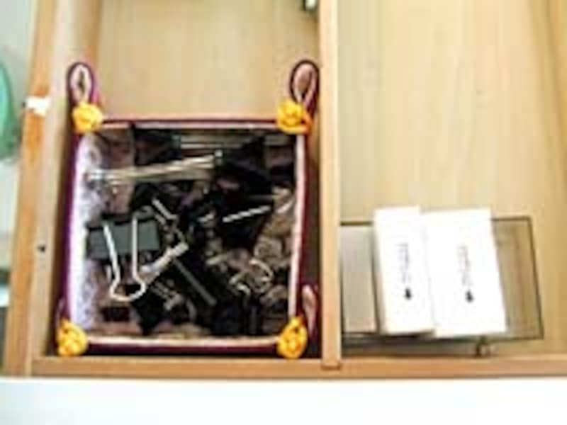 仕切りはゆるやかに、不用品を活用して移動しやすく収納します