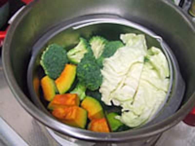 蒸し野菜を同時調理の２ステップで作っておきましょう