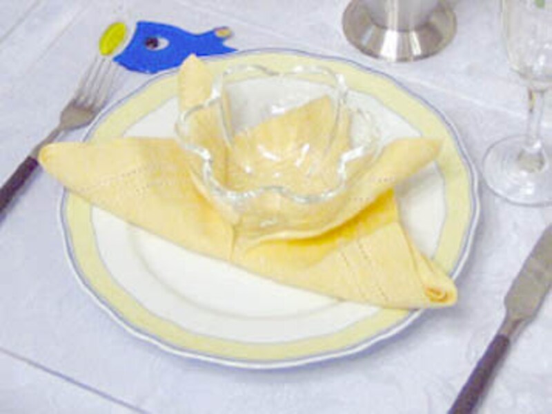 簡単カブト風ナプキン折りのイメージ
