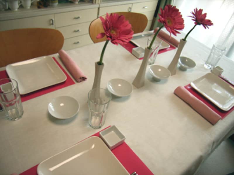 花のある食卓 ガーベラで食卓をおしゃれに テーブルコーディネート All About