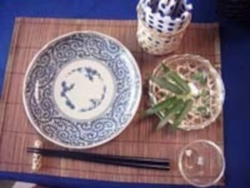 竹のテーブルマットと染付けのお皿でおもてなし