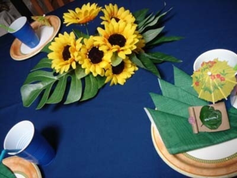 右下には、黄色い紙製のミニパラソルを添えます