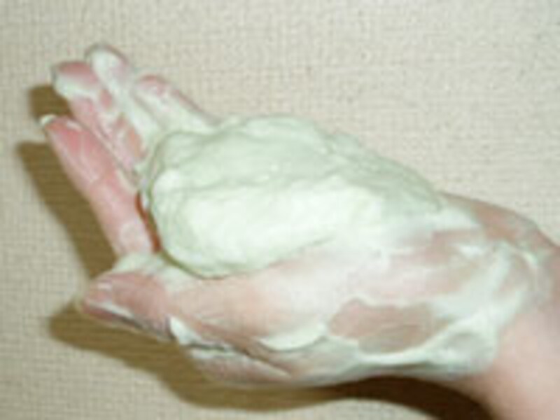 手だけでクリーミーな濃厚泡があっという間に完成