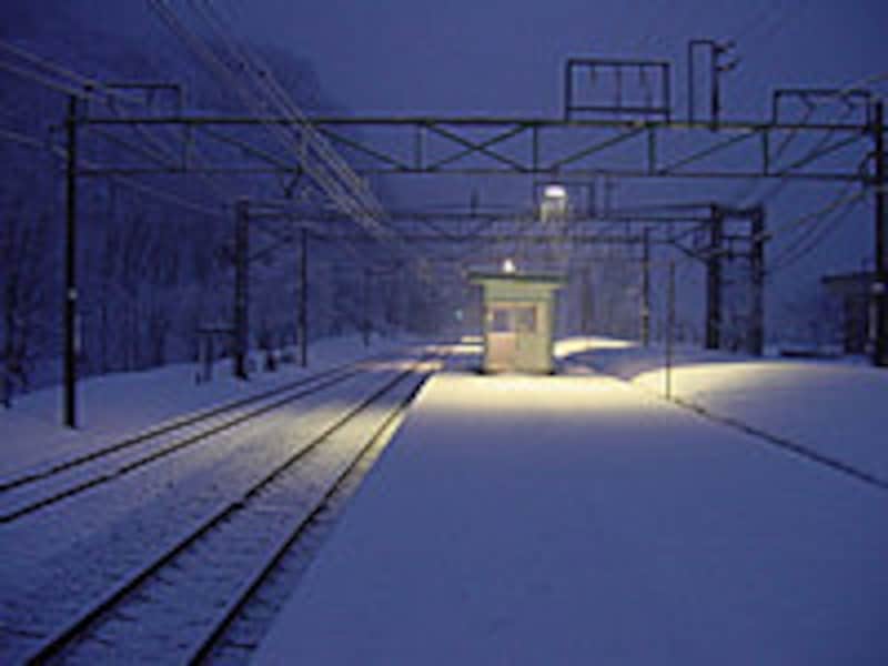 雪の夜の土合駅ホーム