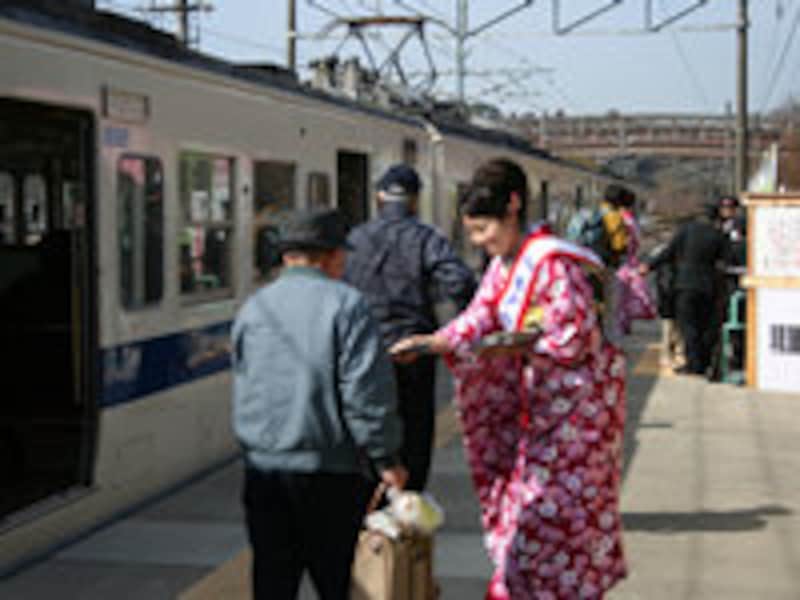 梅大使がパンフレットを配布