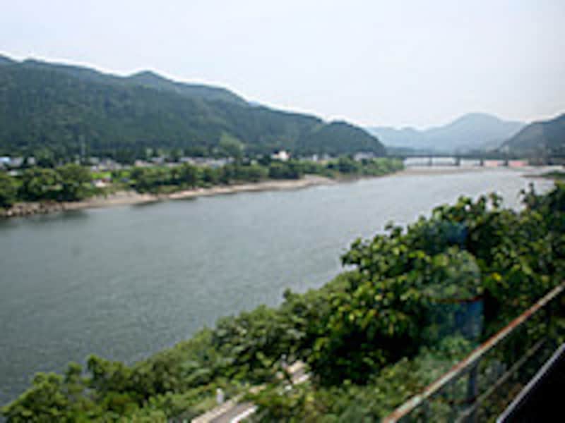 阿賀野川に沿う