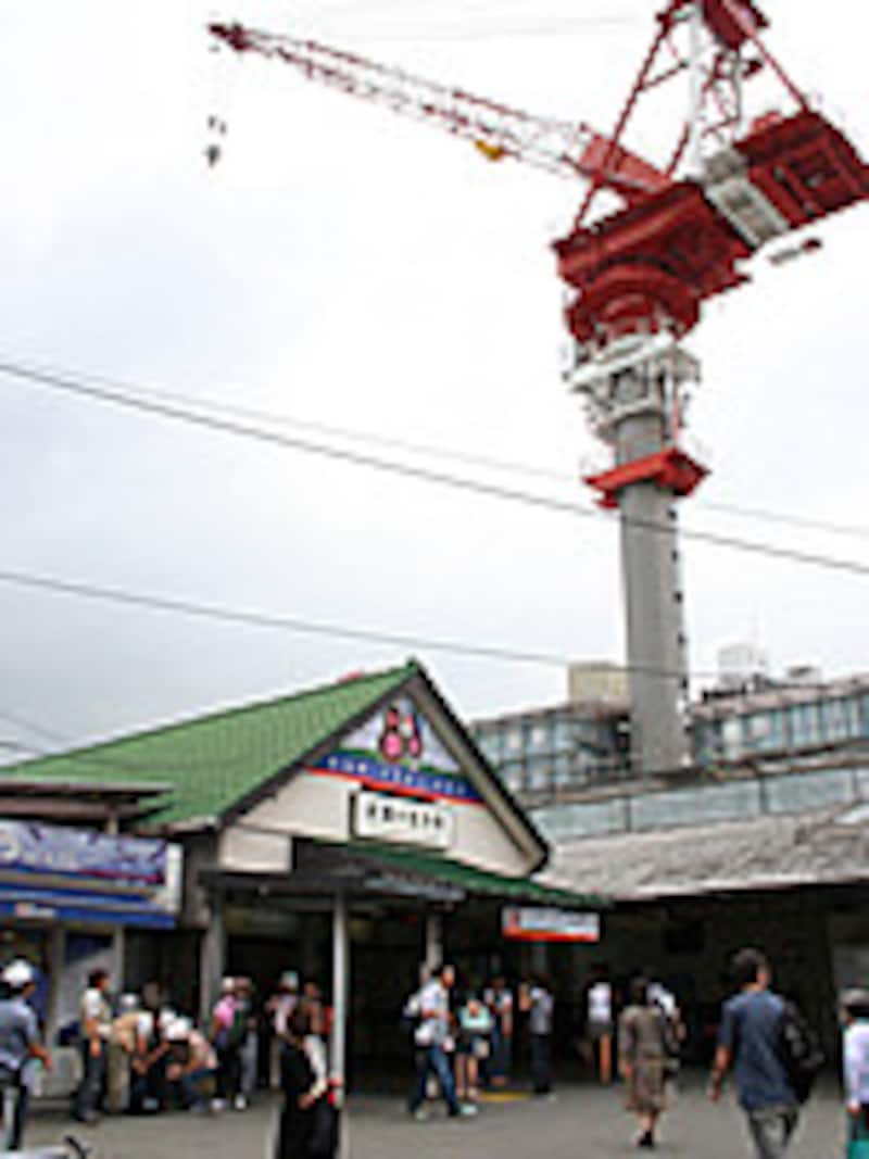 武蔵小金井駅舎とクレーン
