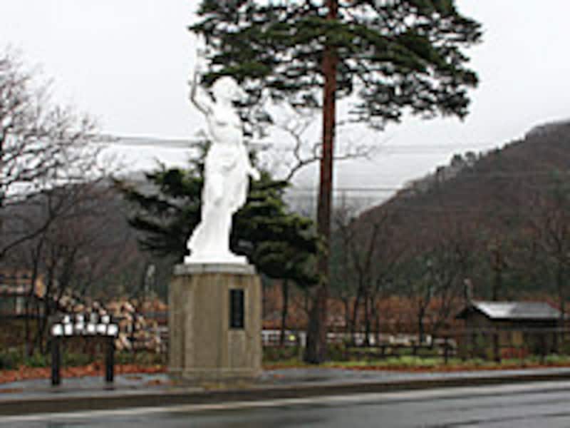 猪苗代湖畔駅前栄光の女神像