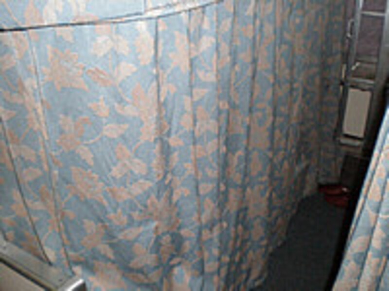 寝台のカーテンを閉めたところ