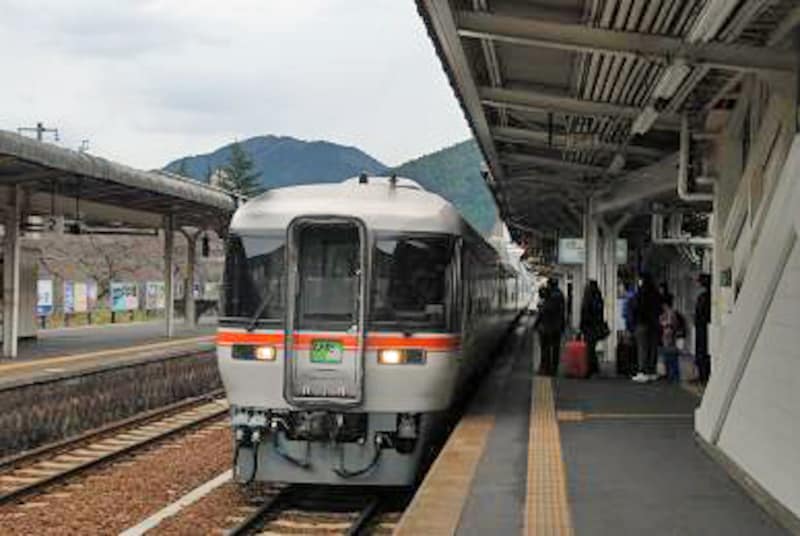 下呂駅に到着した「ひだ」号