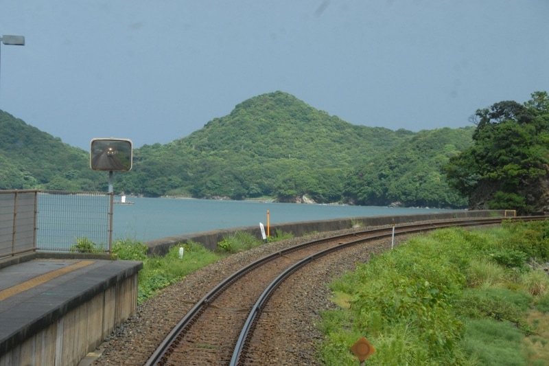 臨時駅・池の浦シーサイドを通過