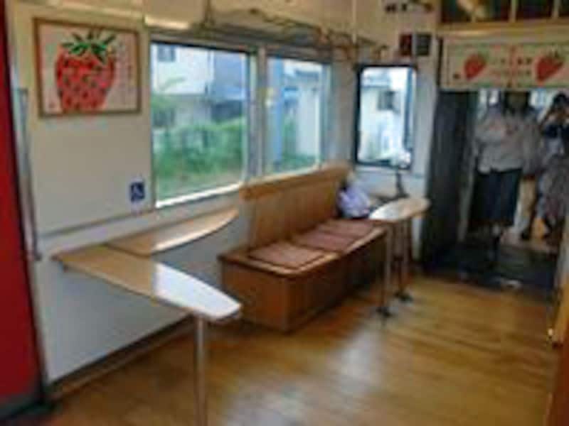 いちご電車の木のいす