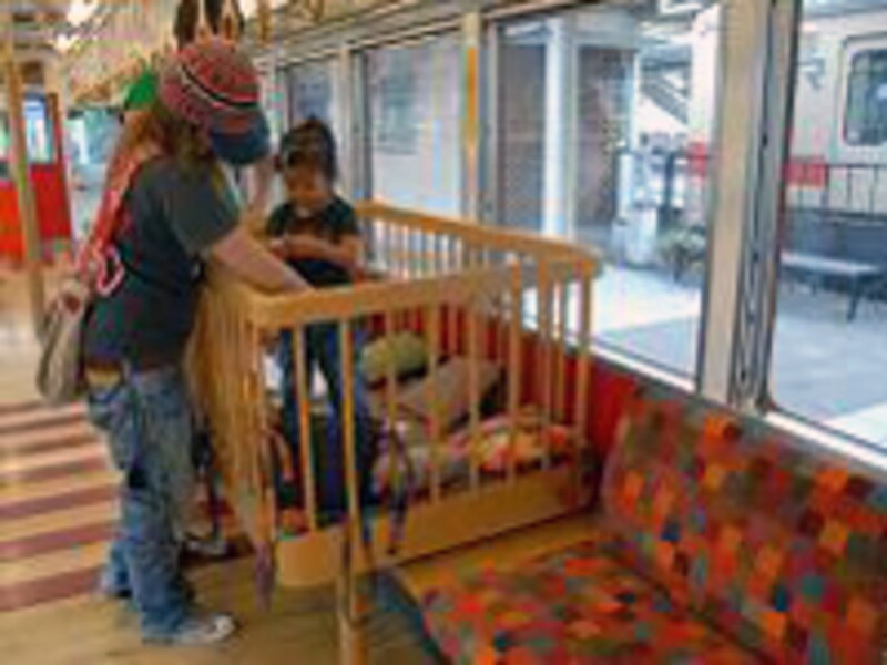 おもちゃ電車のベビーベッド