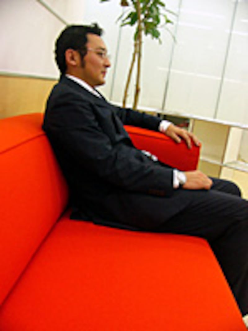 ソファで普通に座っているところ