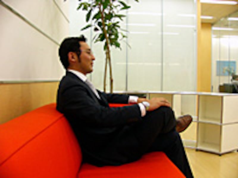 足を組んで座っているところ