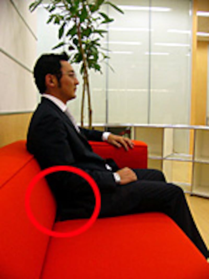 ポイントを押さえてソファで座っているところ