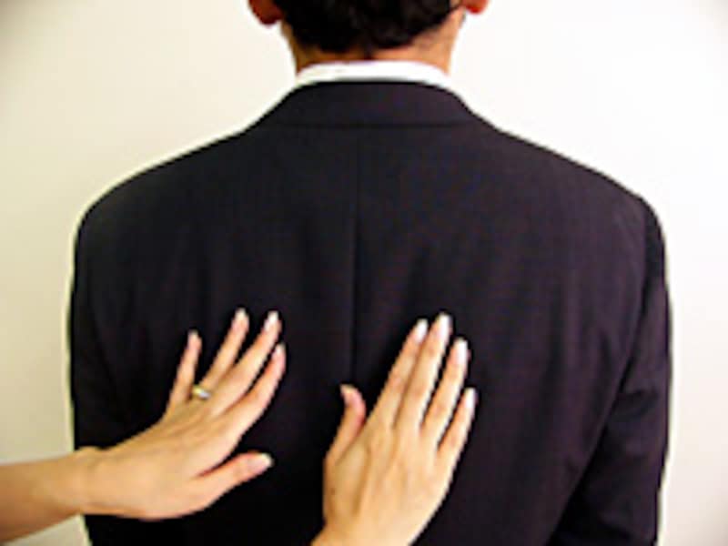 左右の鎖骨を寄せるようなイメージで!