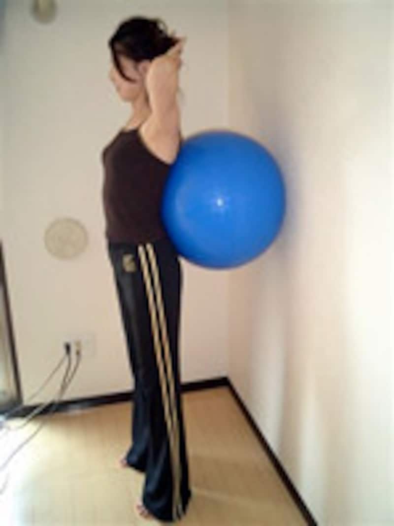 腕は頭の後ろに