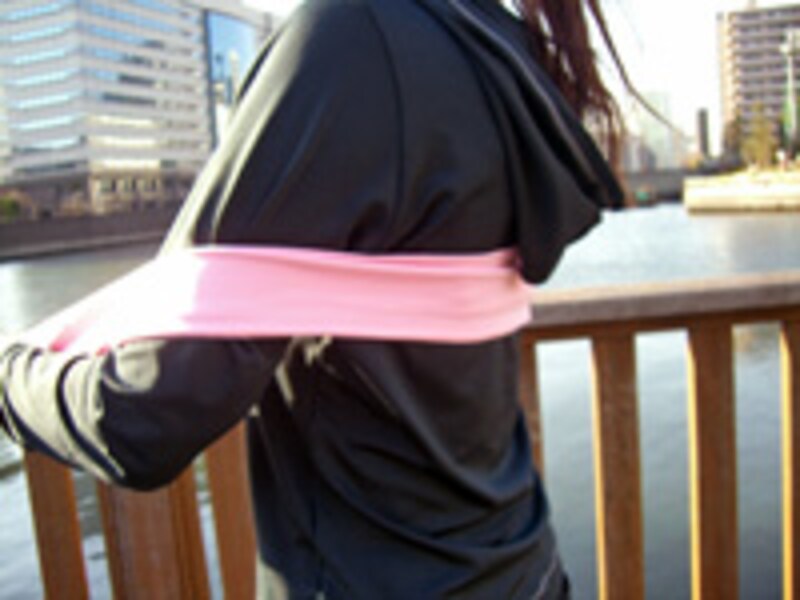 左右の二の腕にシッカリと