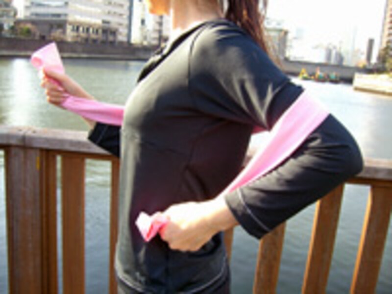 腕を後ろに引くように