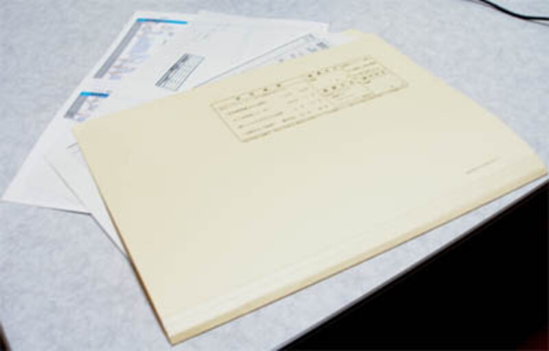 紙のファイルと書類