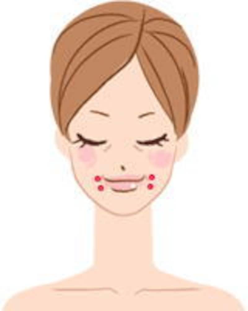 唇の両端を両手の中指＆薬指で押す