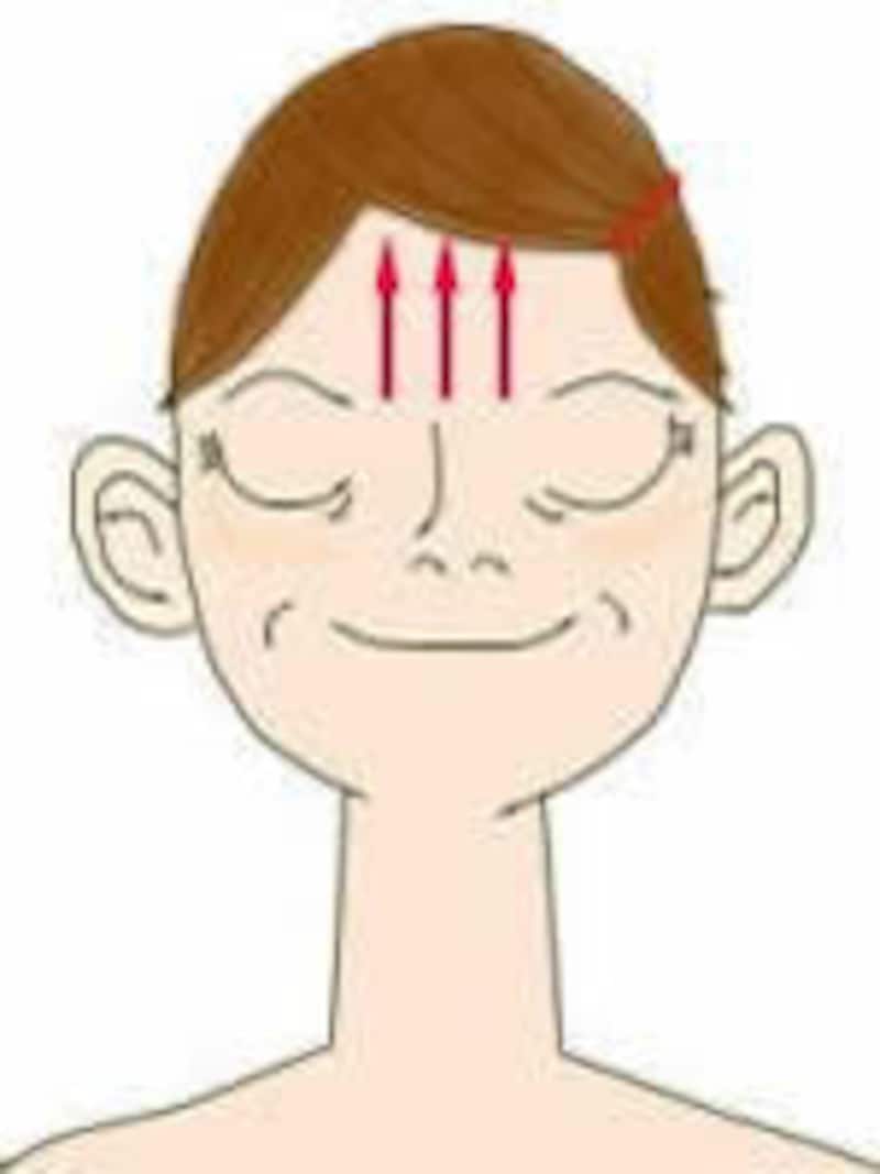 おでこ。下から上へやさしくパッティングします。