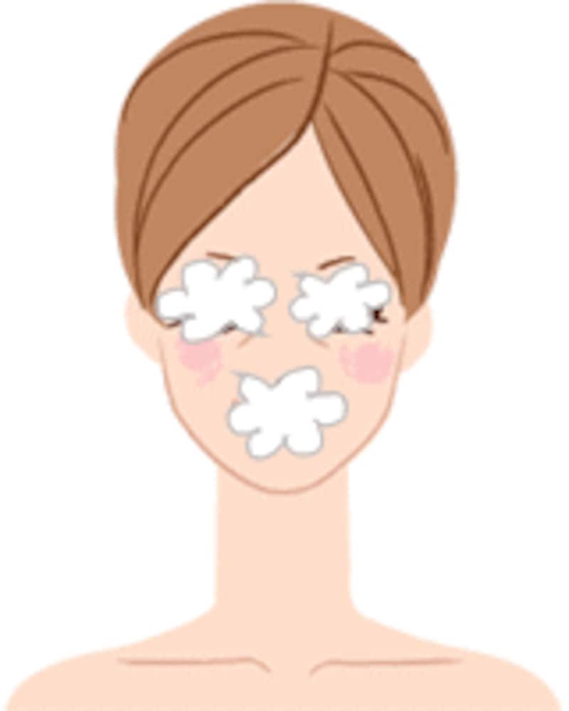 最後に目元や口元など一番弱い部分にのせて、手早く汚れとなじませます。