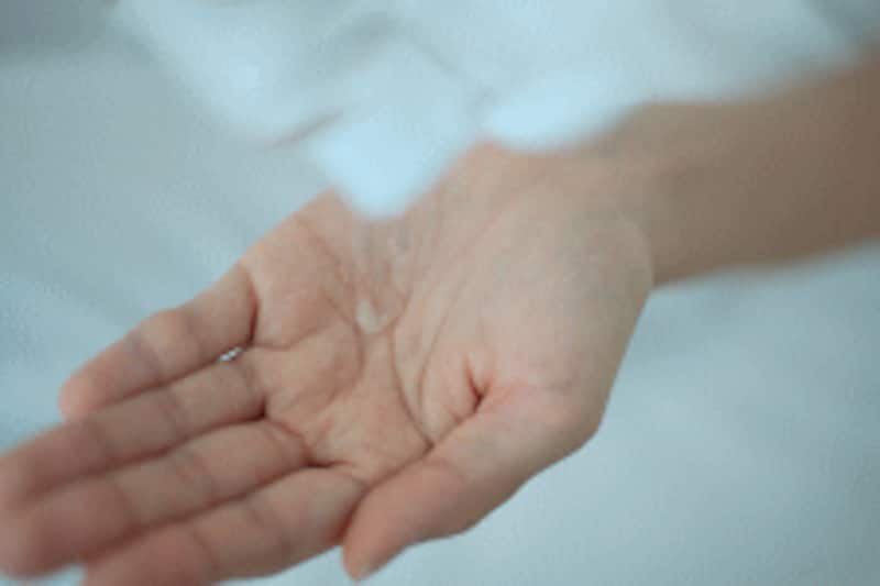 化粧水は冷蔵庫で冷やしておくのもおすすめです。冷たくて肌がキュッと締まり、汗も出づらくなるようです。