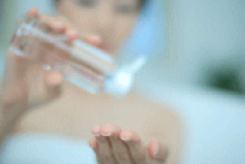 化粧水で顔が濡れているようだと乳液が上手く付きません。化粧水が馴染んでから乳液を付けていきます。