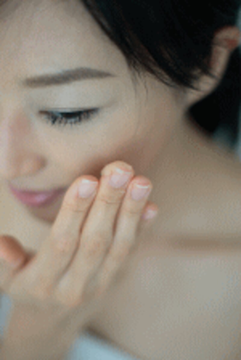 化粧水で顔が濡れているようだと乳液が上手く付きません。化粧水が馴染んでから乳液を付けていきます。