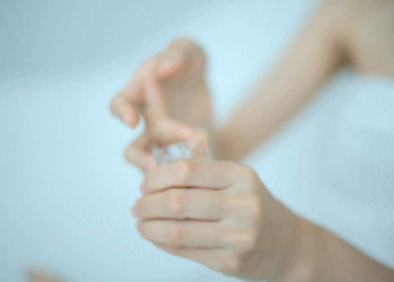 化粧水で顔が濡れているようだと乳液が上手く付きません。化粧水が馴染んでから乳液を付けていきます。