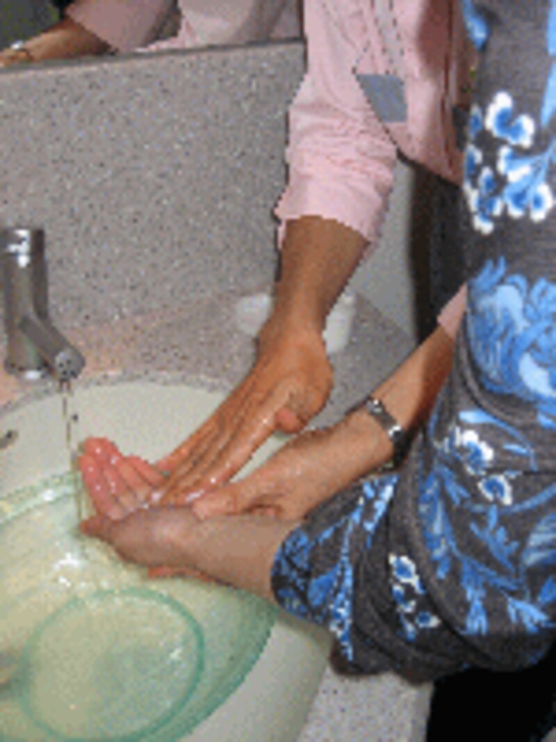 洗顔は、先生と一緒に行います。まず、手にのばした洗顔料を頬の上で、円を描くようにして泡立てます。