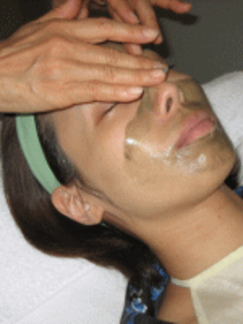 次に頬や顎などのいわゆるUゾーンにに内側から外側にのせて泡をのせて、汚れとなじませます。