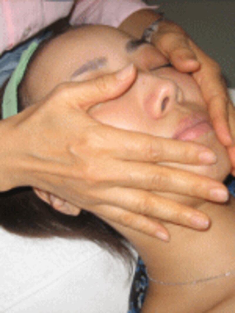 最後に目元や口元など一番弱い部分にのせて、手早く汚れとなじませます。