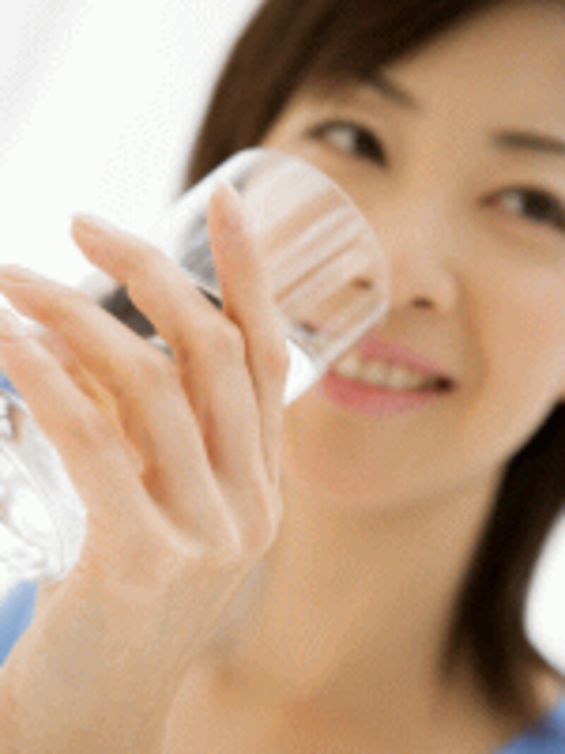 朝のコップ１杯の水は腸に届きやすく、胃腸を刺激し、便通を促します。
