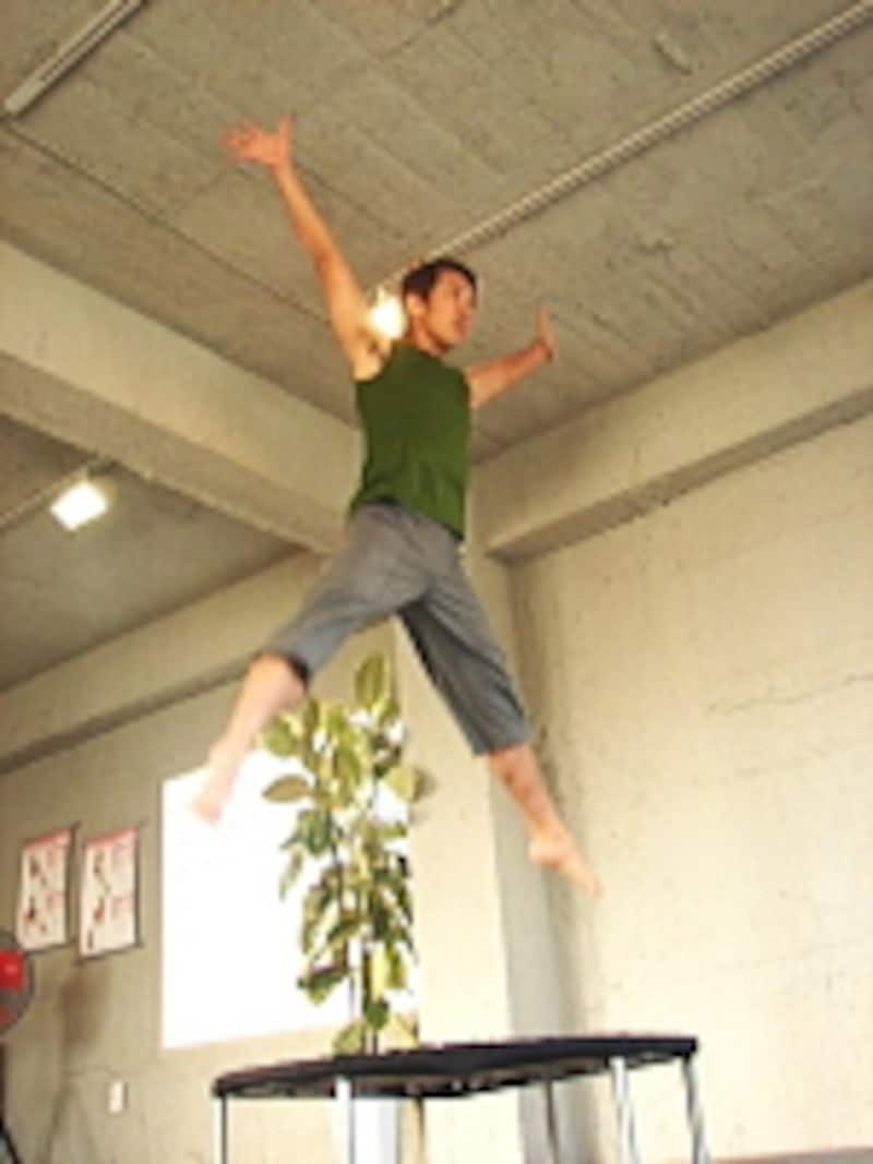 空高く跳ぶにはハラのバネ力が必要です