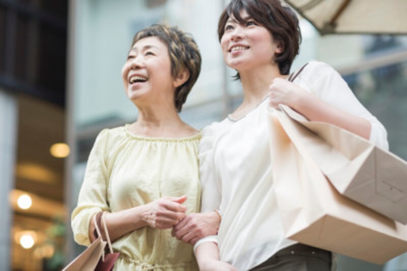 大きめバッグでお食事へ…… どこに置くのか正解でしょう?!