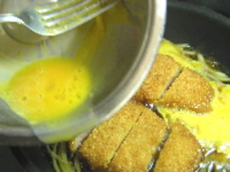 ハムカツ卵とじ