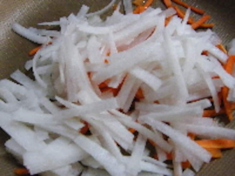 にんじんと大根の炒め物