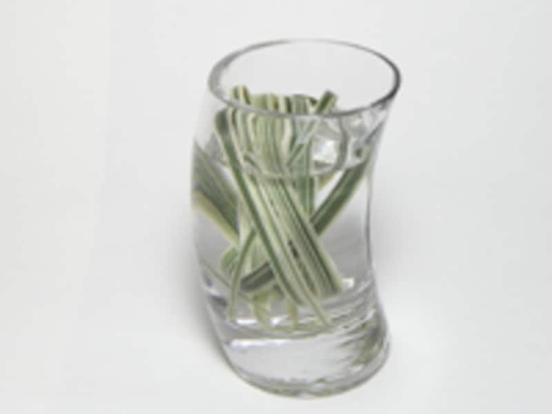 グラスに水を入れる