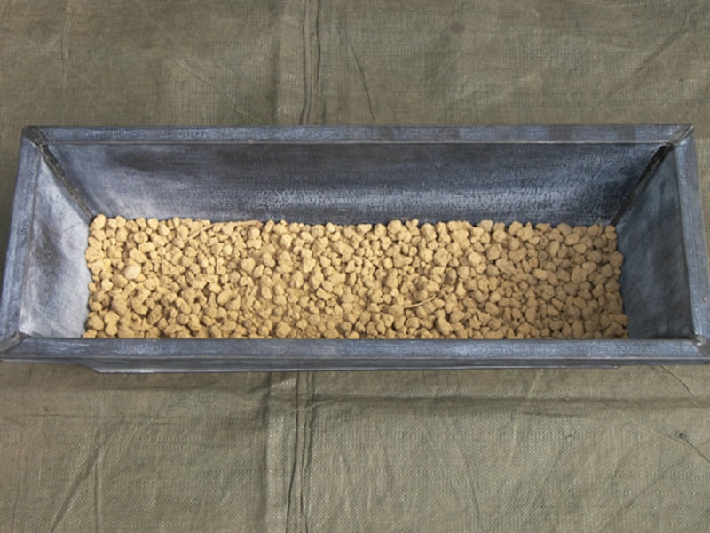 赤玉土を入れる