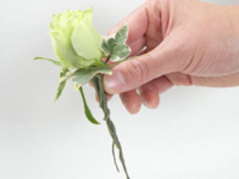準備した花材を束ねる