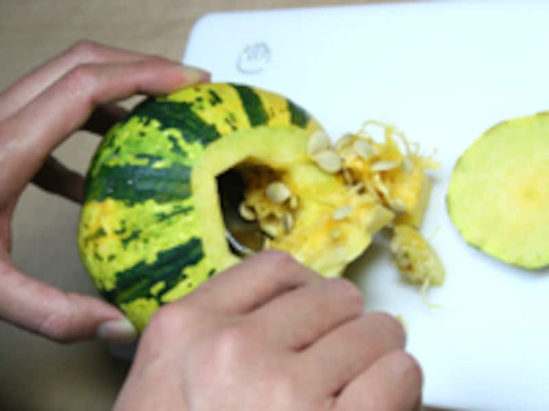 中身を掻き出す